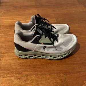 ON Cloudstratus running shoes Size 9